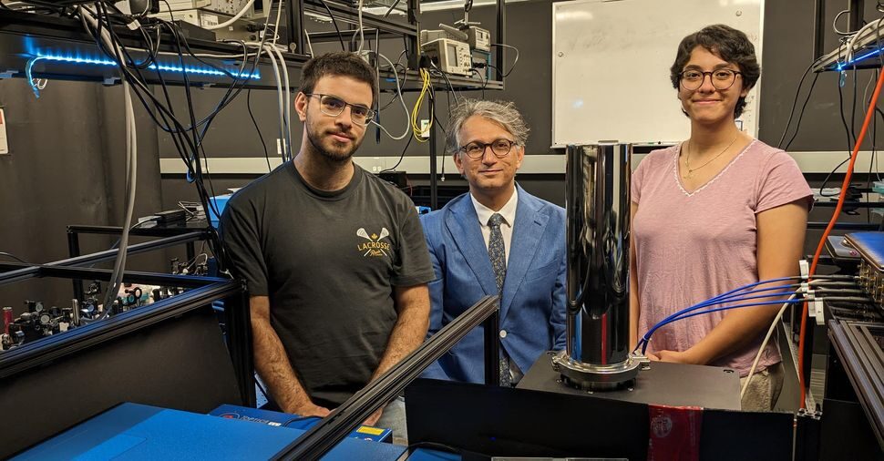 Click to enlarge quantum entaglement researchers Alessio D'Errico Ebrahim Karimi Nazanin Dehghan