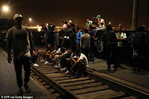 Click to enlarge illegal migrants u.s. border