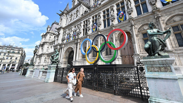 Click to enlarge Olympic rings in front of Paris City Hall