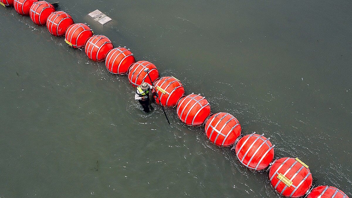 Click to enlarge illegal immigrants migrants rio grande bouys block river