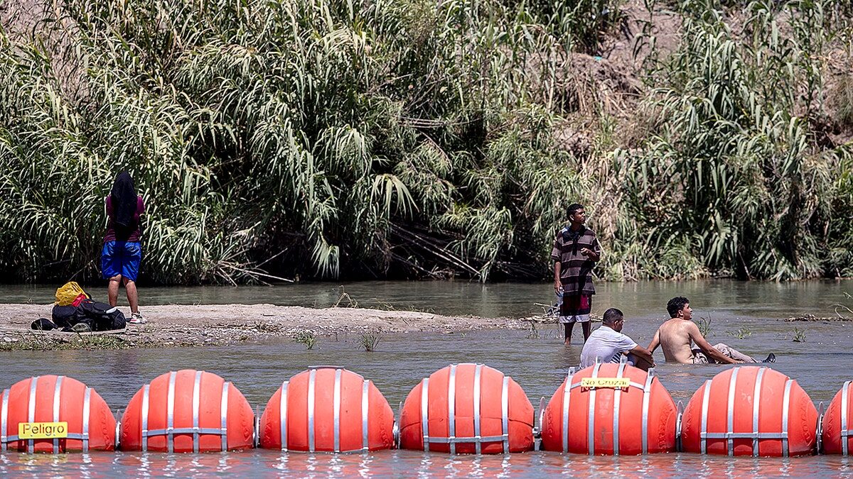illegal migrants rio grande buoys