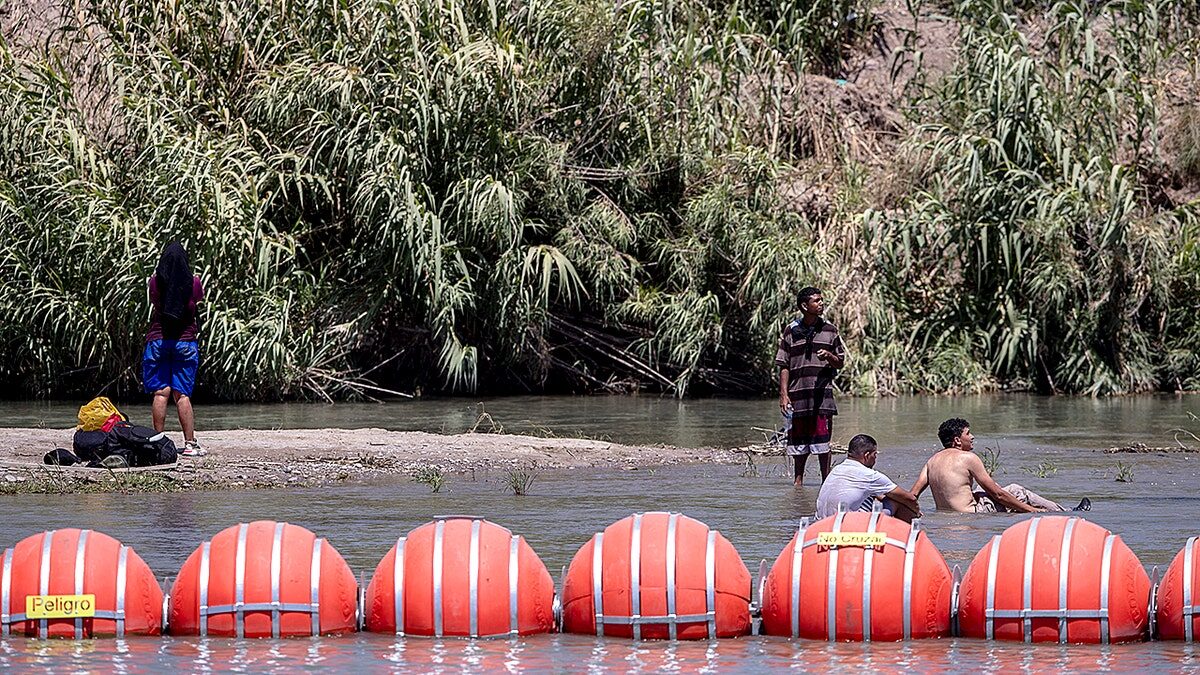 Click to enlarge illegal migrants rio grande buoys