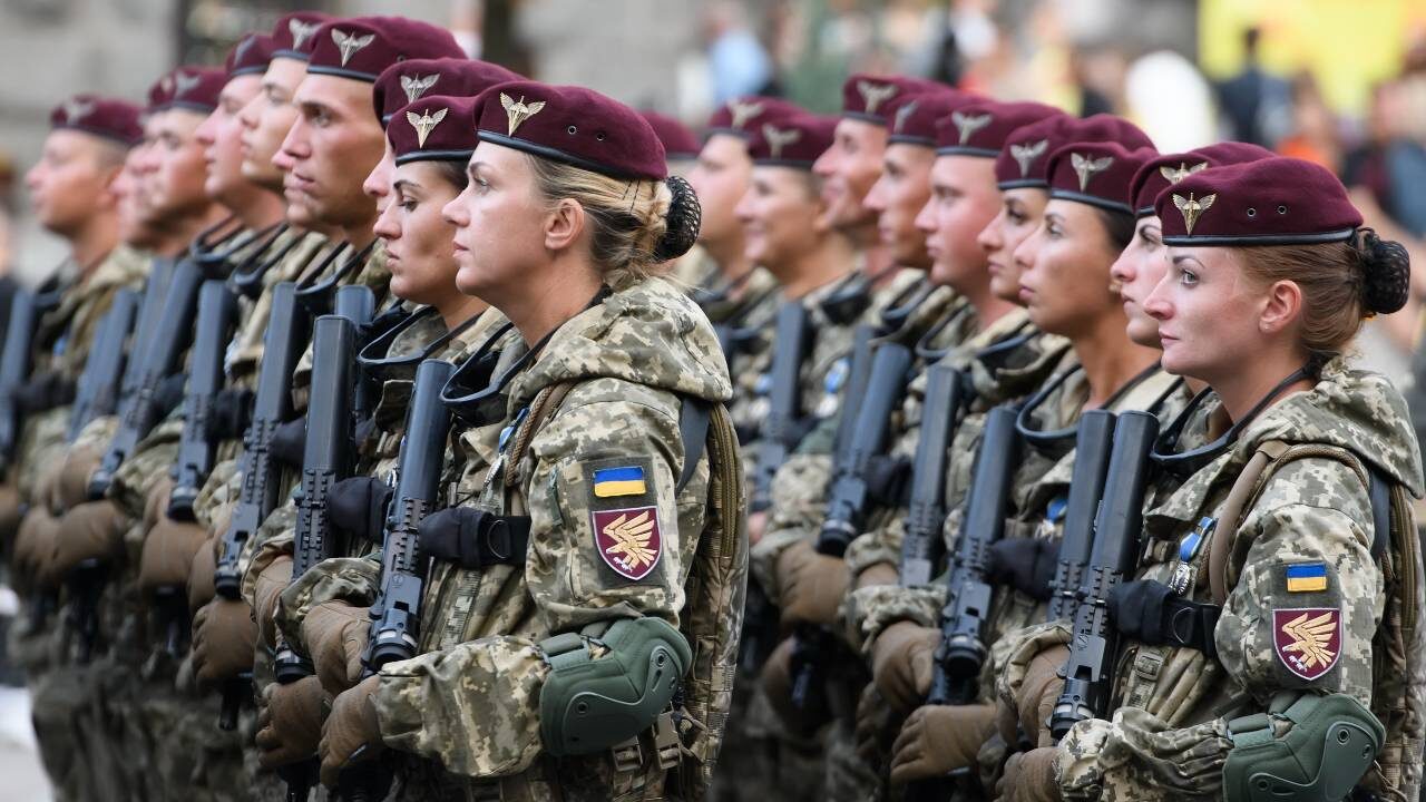 Ukraine women soldier troop military