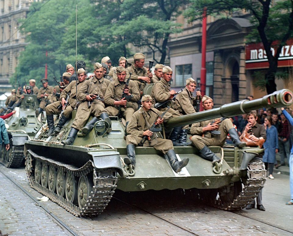 Click to enlarge Soviet Army soldiers