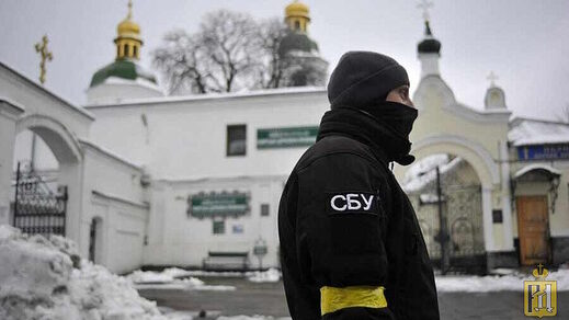 Kiev police patrol the Kiev-Pechersk Lavra