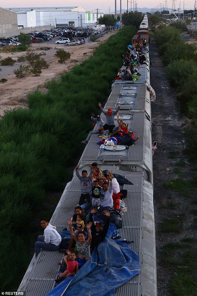migrant train mexico texas border