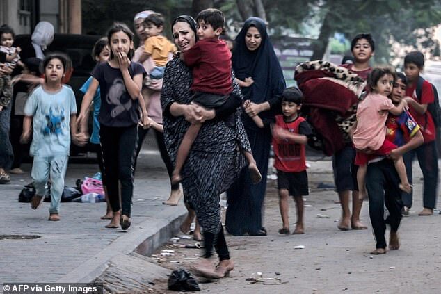Click to enlarge palestinians evacuate north gaza October 2023
