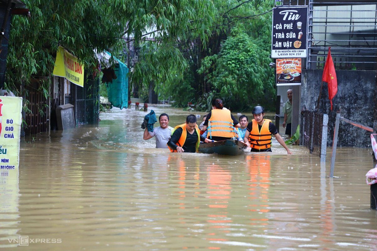 Click to enlarge The water reached 1-1.5m surrounding the 350 households of An Tay Ward, Hue. Police had to mobilize two small boats to get residents and students out of the flooded area.