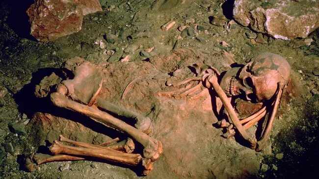 Click to enlarge Paleolithic ritual burial in France.