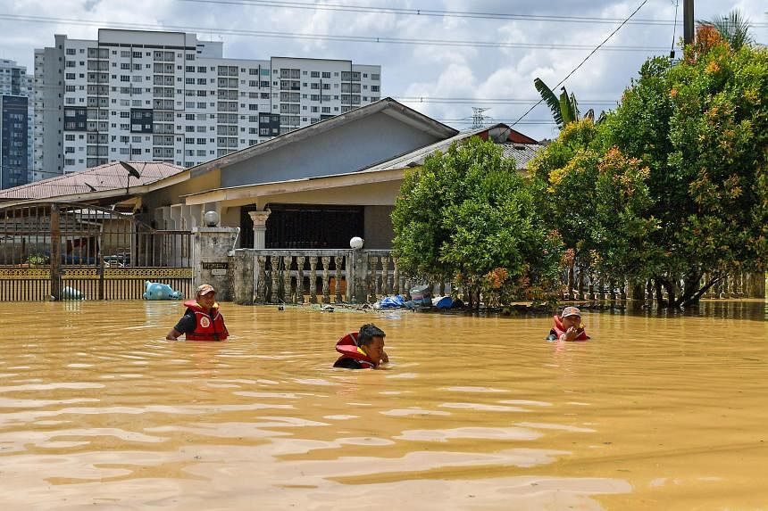 Fire and Rescue personnel conducting a survey at a flooded area in Kampung Bangi Tambahan in Selangor on Nov 5.
