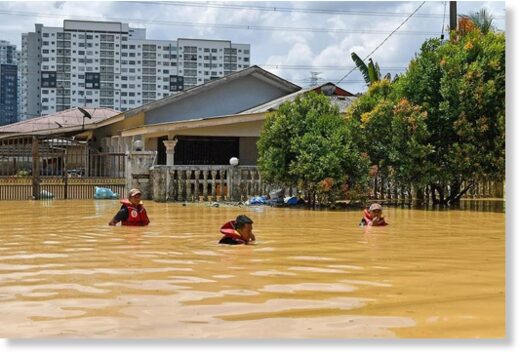Click to enlarge Fire and Rescue personnel conducting a survey at a flooded area in Kampung Bangi Tambahan in Selangor on Nov 5.