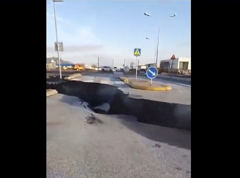 crack road earthquake iceland volcano