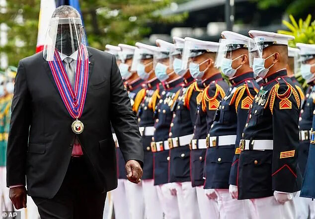 Click to enlarge lloyed austin defense secretary covid mask