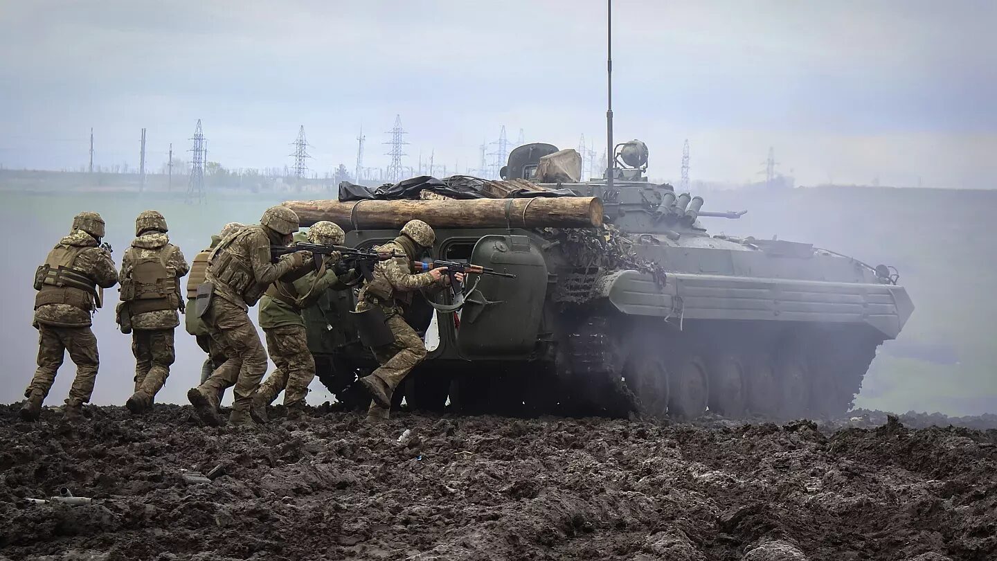 Click to enlarge tank and soldiers