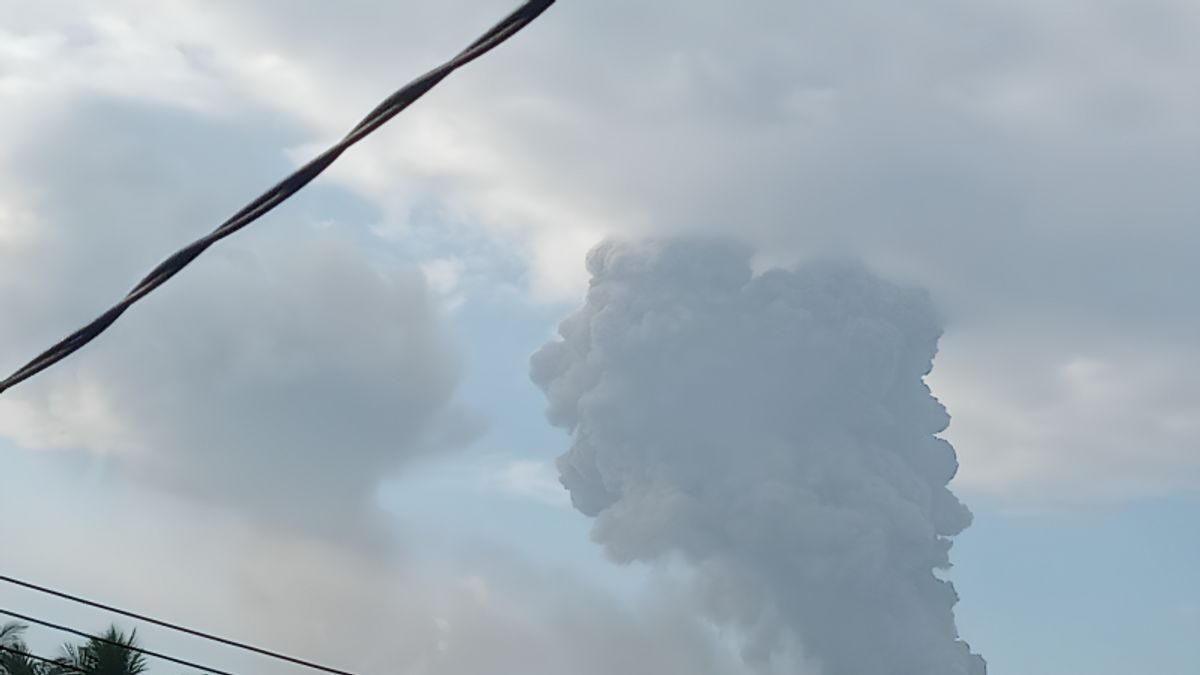 Click to enlarge The eruption of new material as high as approximately 1,000 meters came out of the crater of Mount Dukono on Halmahera Island, North Maluku, Sunday (19/11/2023).