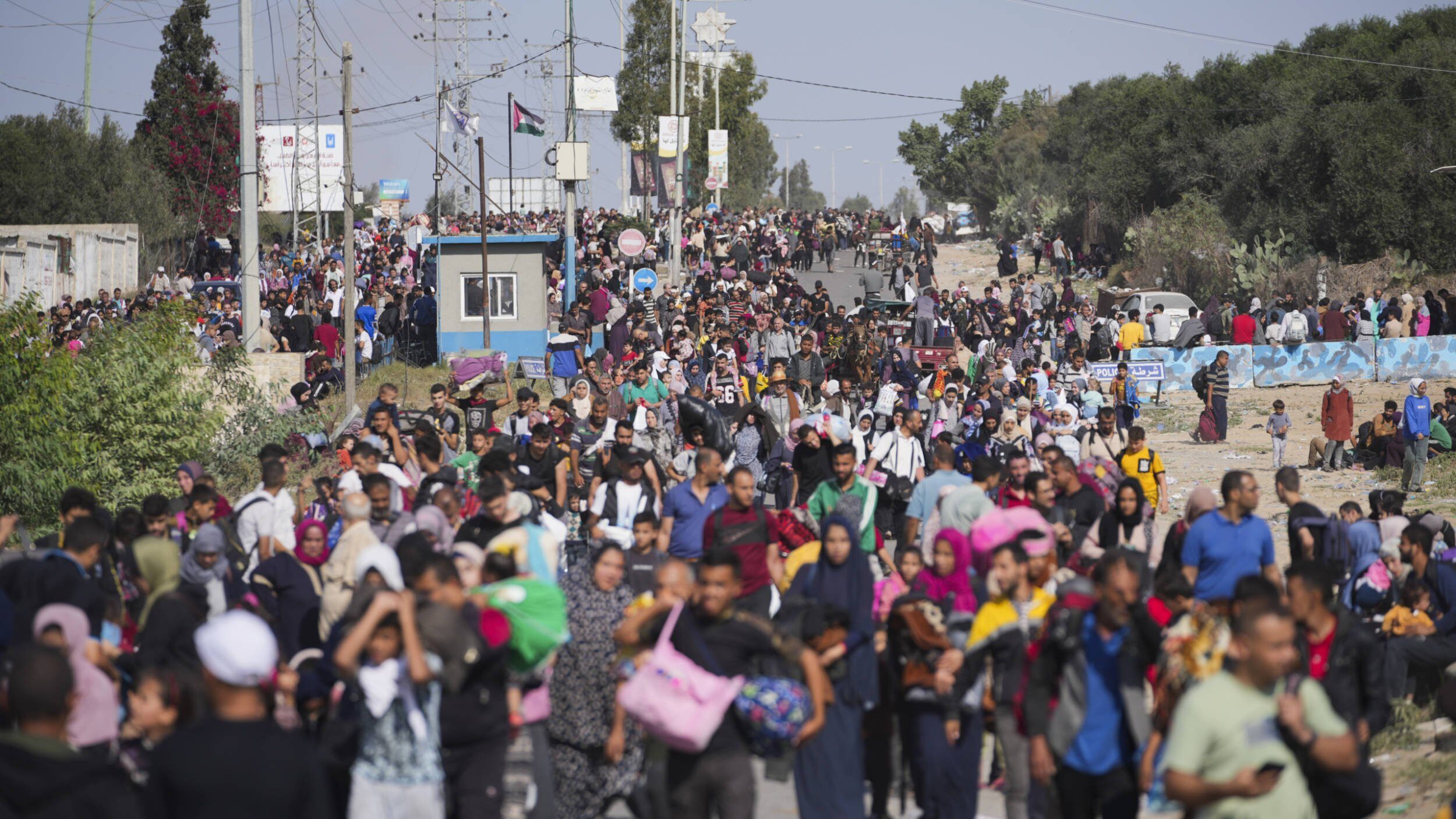 Click to enlarge Palestinians flee to the southern Gaza Strip