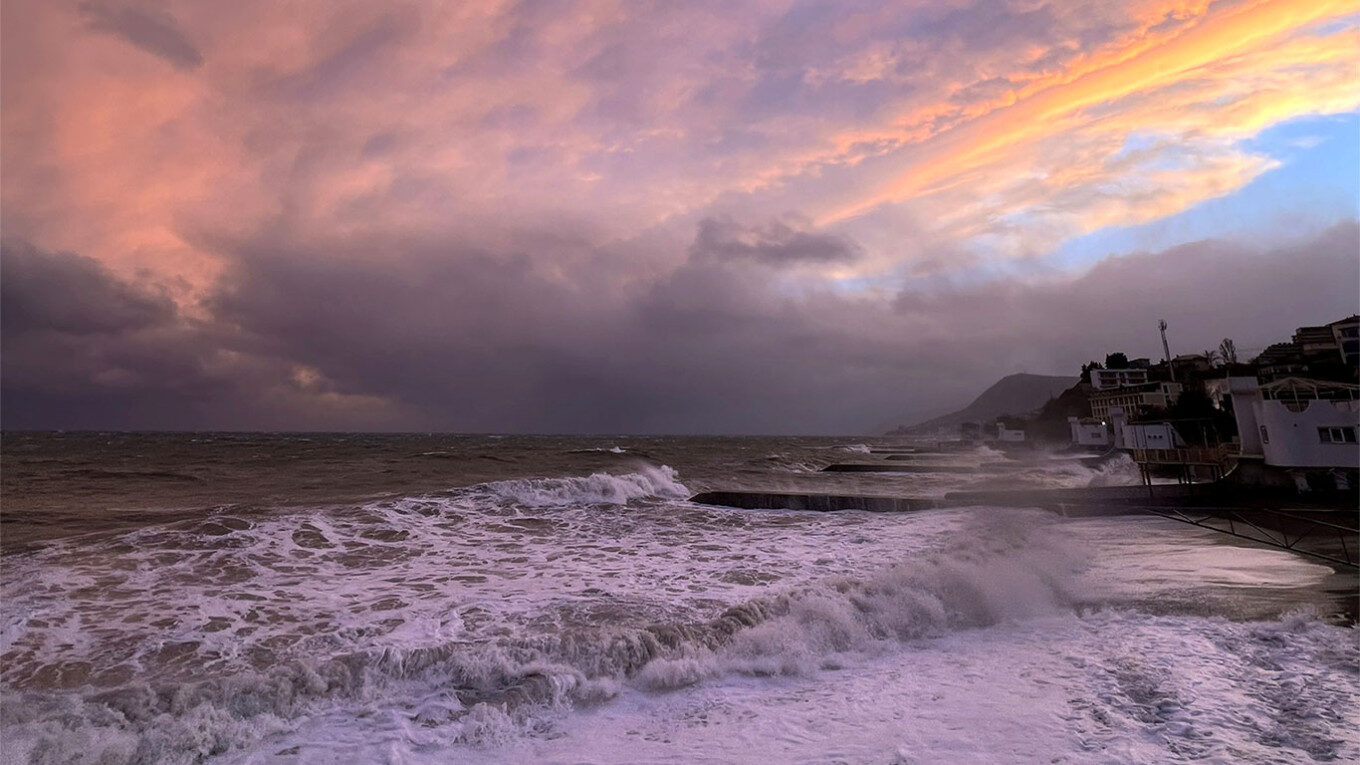 The sea in Alushta during a storm.