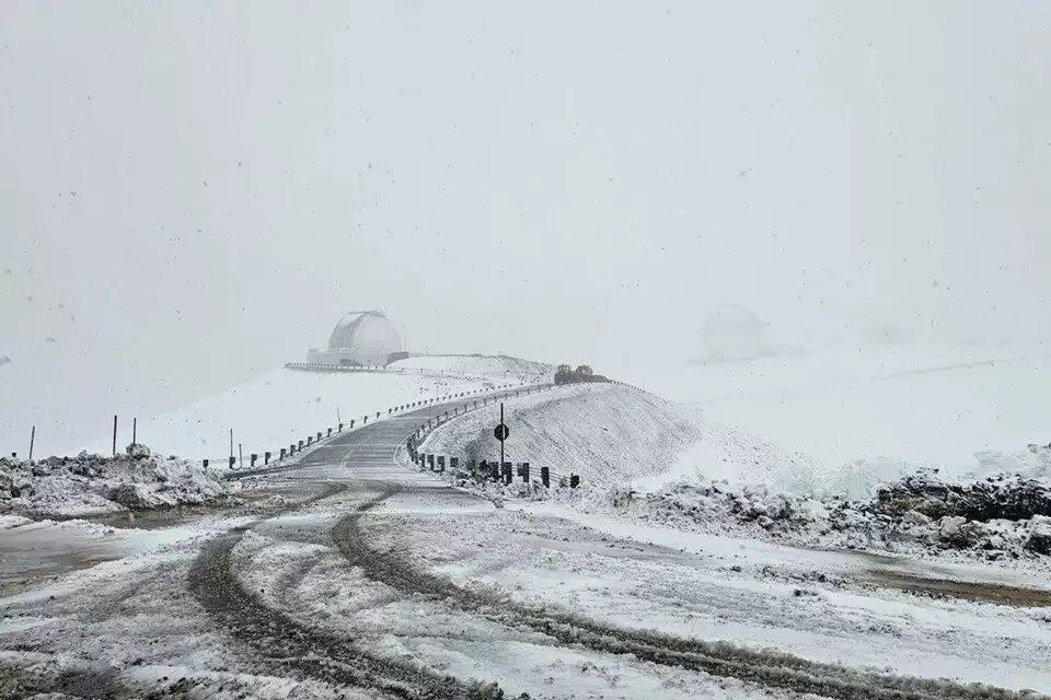 Several inches of snow dumped on Hawaii's Maunakea, which has a peak of nearly 14,000 feet.