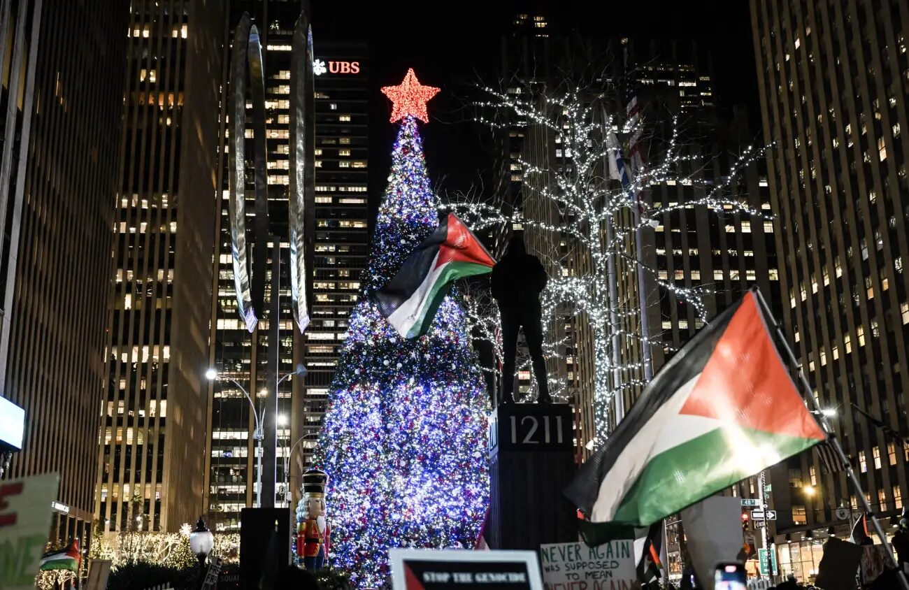 palestine flag protest gaza new york christmas tree