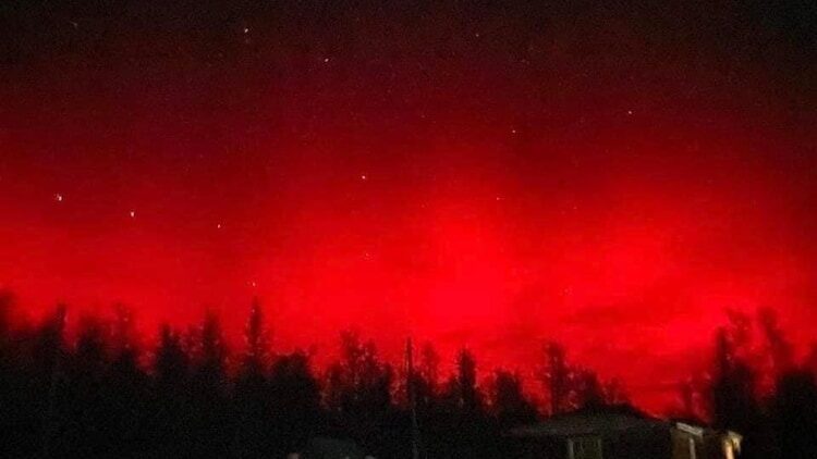 Click to enlarge The aurora appeared crimson red.