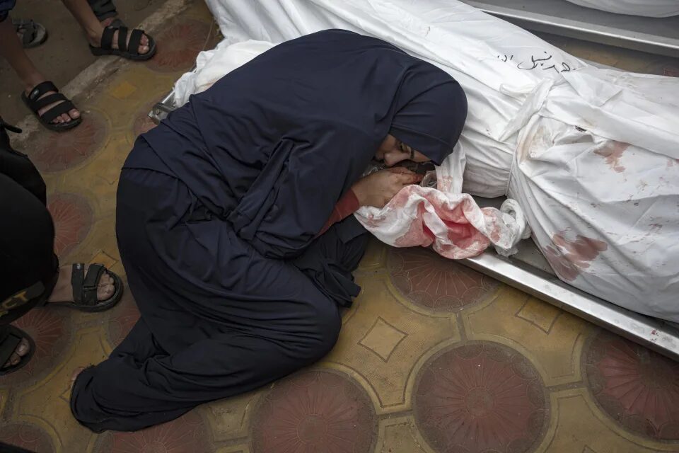 Click to enlarge gazan woman mourns child