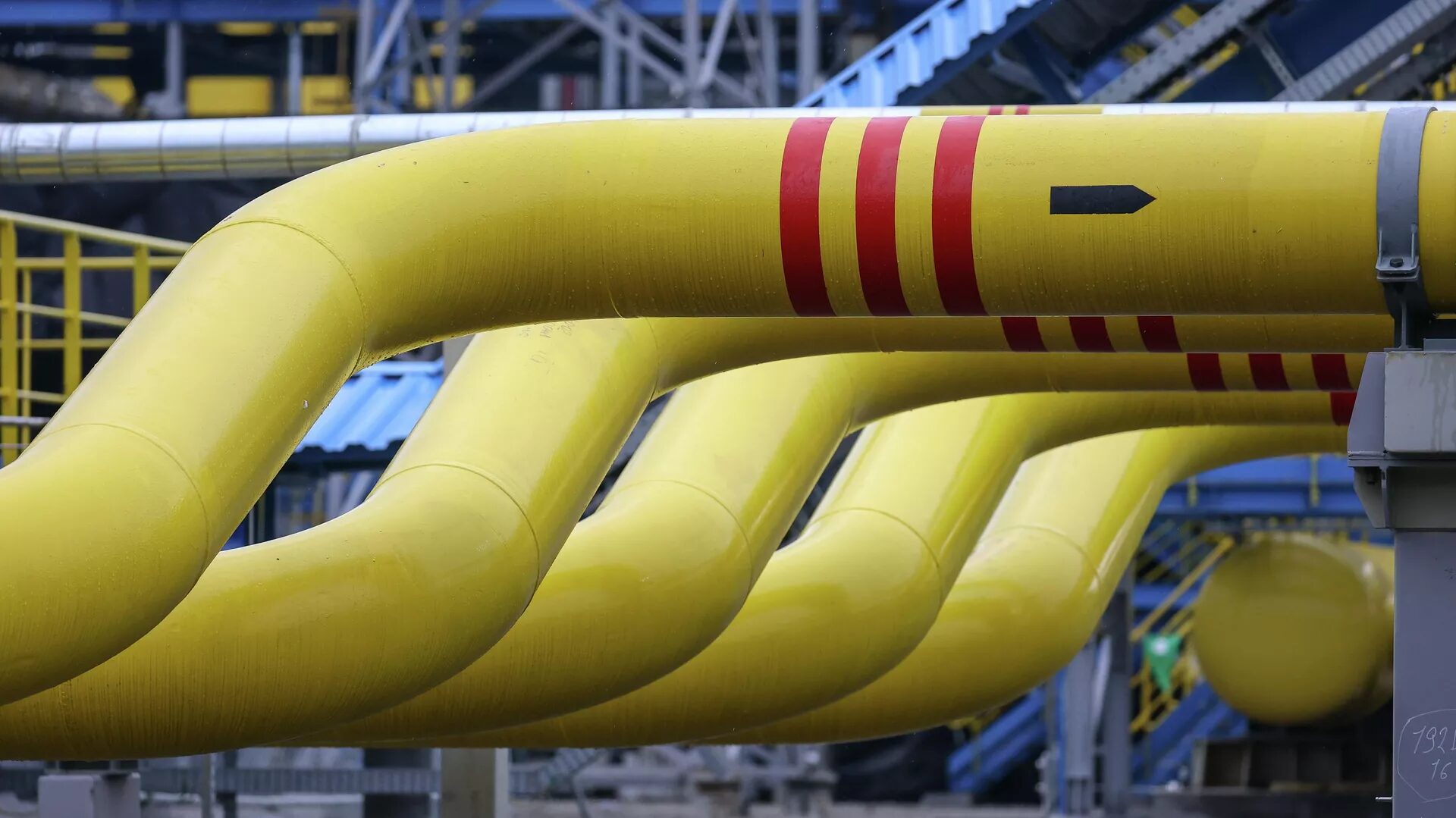 Click to enlarge russian gas installation