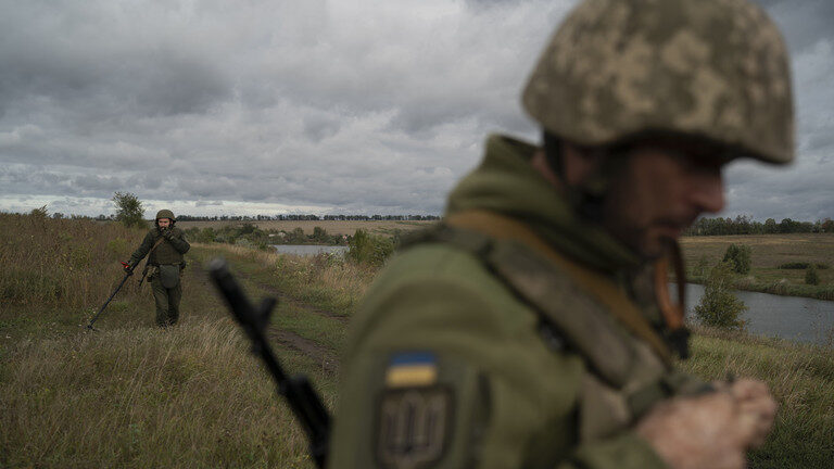 Click to enlarge Ukrainian national guard servicemen