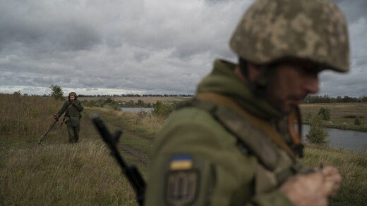 Click to enlarge Ukrainian national guard servicemen