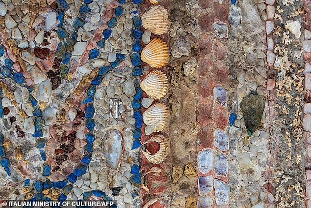 Click to enlarge detail mosaic roman home colosseum