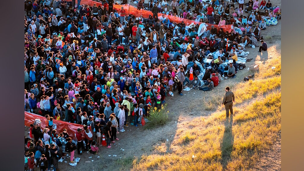 illegal migrants texas border crowd patrol