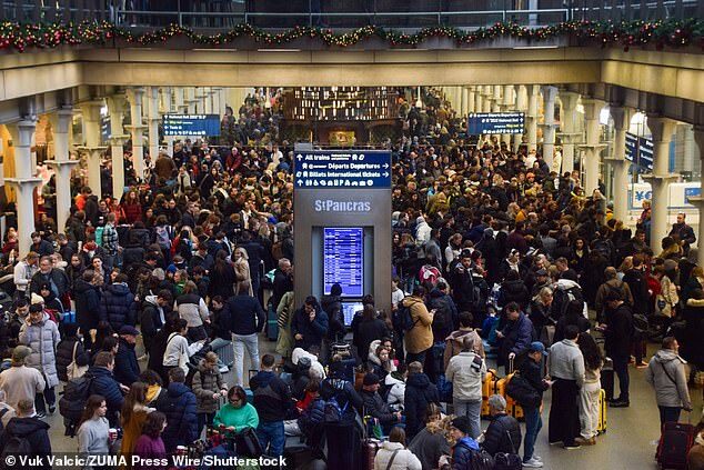 Click to enlarge thames tunnel flooded passengers