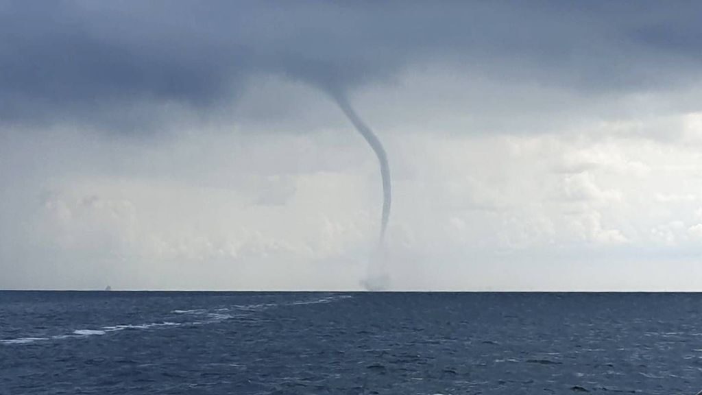 waterspout hoek van holland