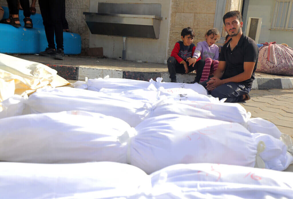 Click to enlarge People mourning in Gaza