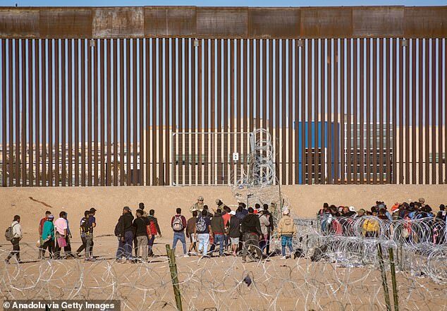 Click to enlarge migrants border fence cuidad Juarez el paso mexico texas