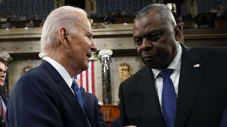 Click to enlarge US President Joe Biden talks with Defense Secretary Lloyd Austin.
