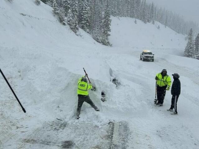 Sweeping avalanche buried 10 cars, trapping people for an hour.