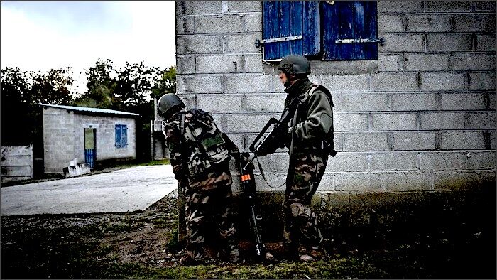 Click to enlarge 2 soldiers