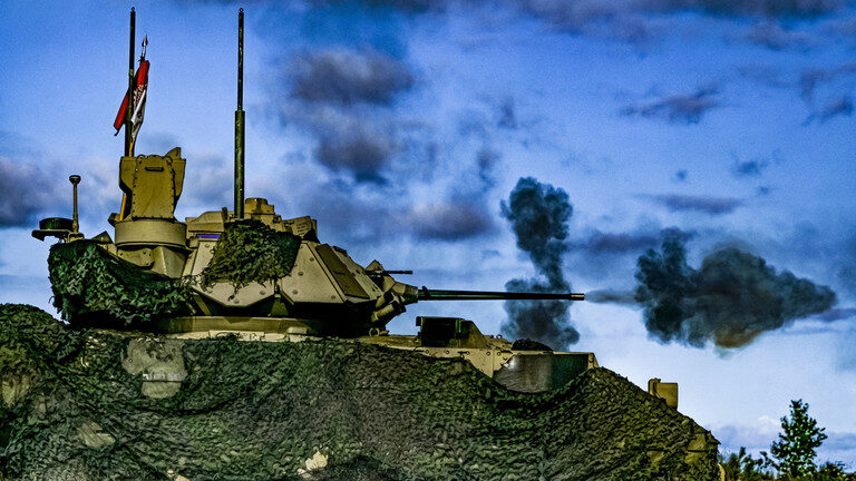 Click to enlarge US Army M2A3 Bradley tank