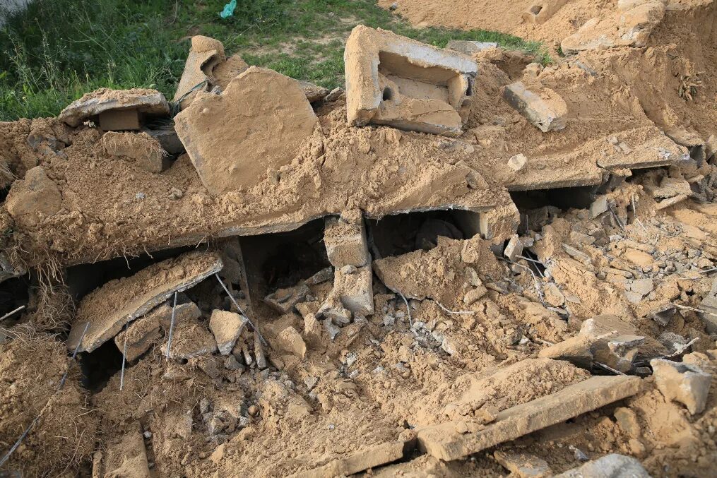 Click to enlarge tread marks gaza cemetery