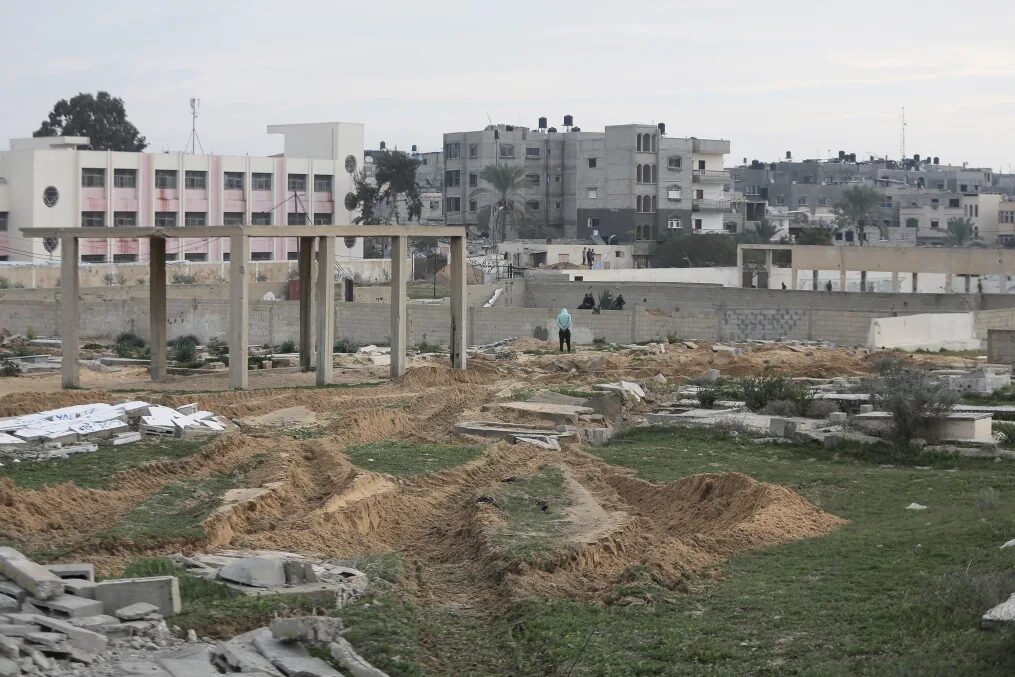 Click to enlarge Khan Younis cemetery damage