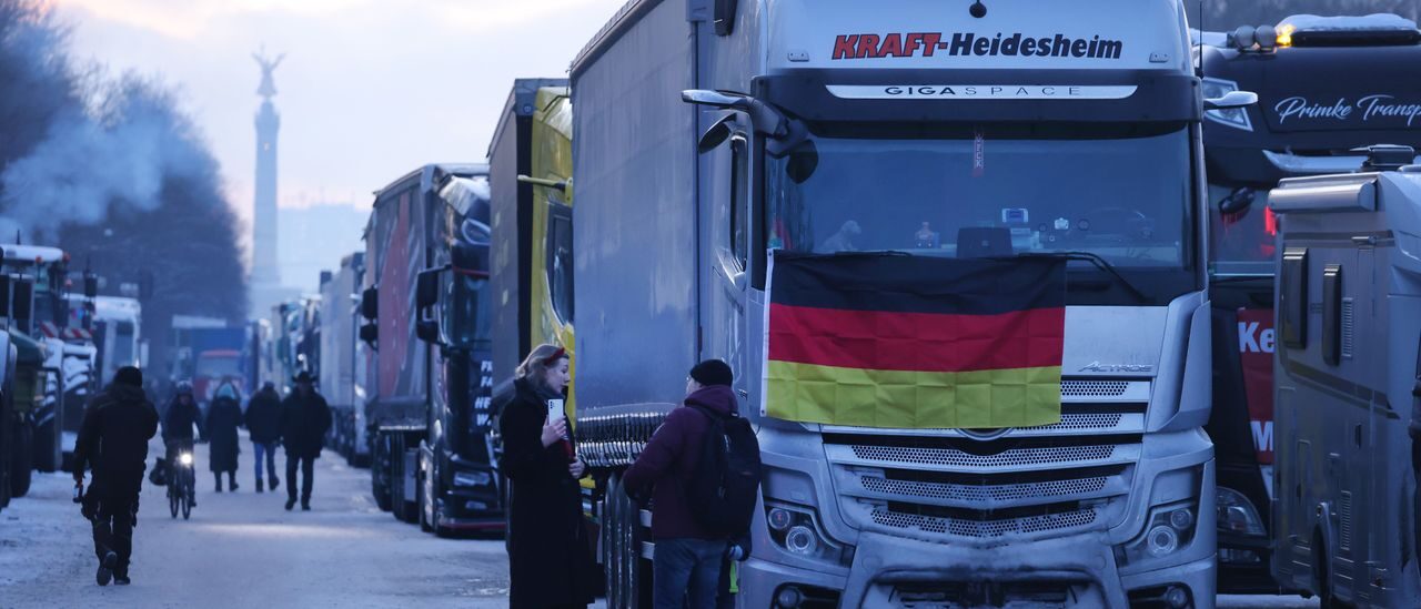 Truckers block central Berlin avenue to voice demands.