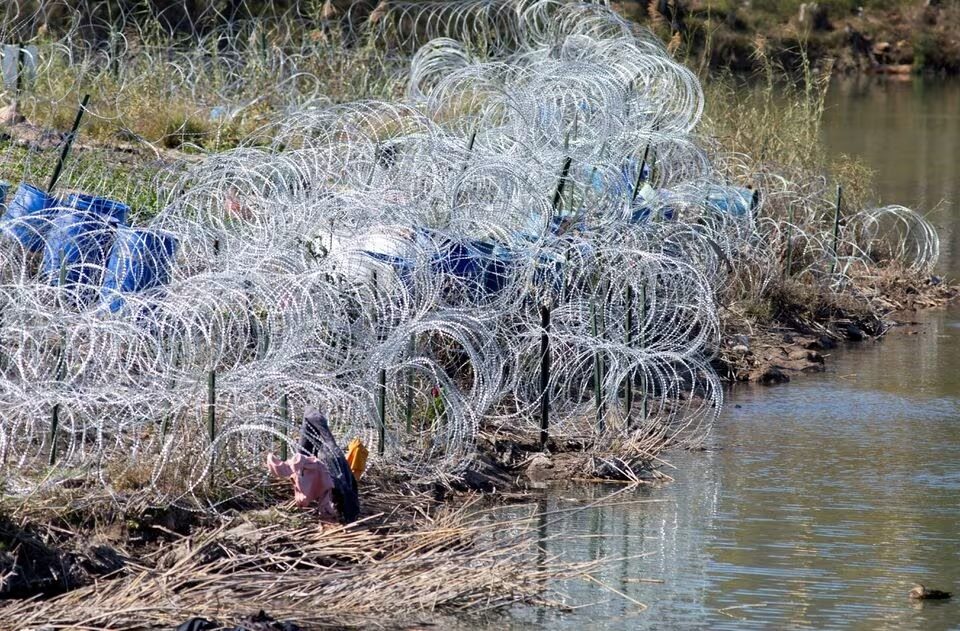 Click to enlarge razor-wire fencing texas mexico border