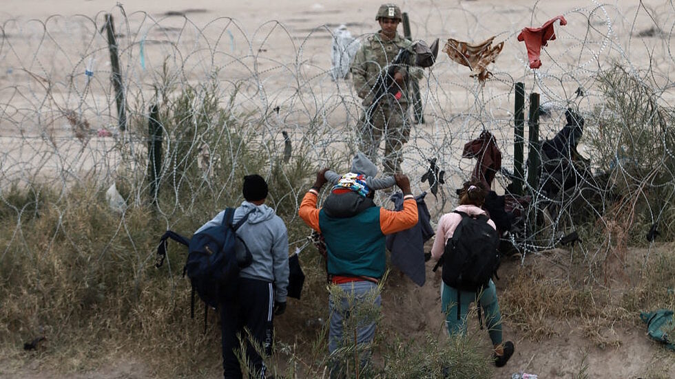 Click to enlarge migrants mexico border texas national guard razorwire