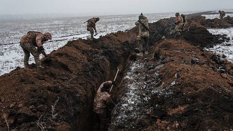 ukraine soldiers trench
