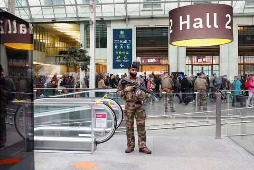 Click to enlarge French police officer, Gare de Lyon
