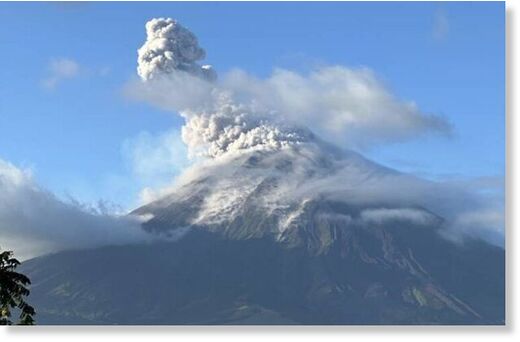 Click to enlarge Mayon Volcano in Albay spews ash