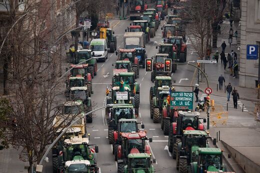 Click to enlarge Spanish farmer protesters, Spanish tractors