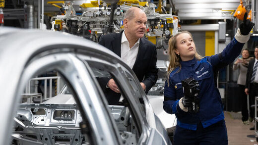 Click to enlarge Olaf Scholz, BMW plant in Munich