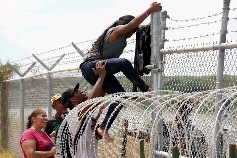 Click to enlarge illegal migrants immigrants texas borde3r