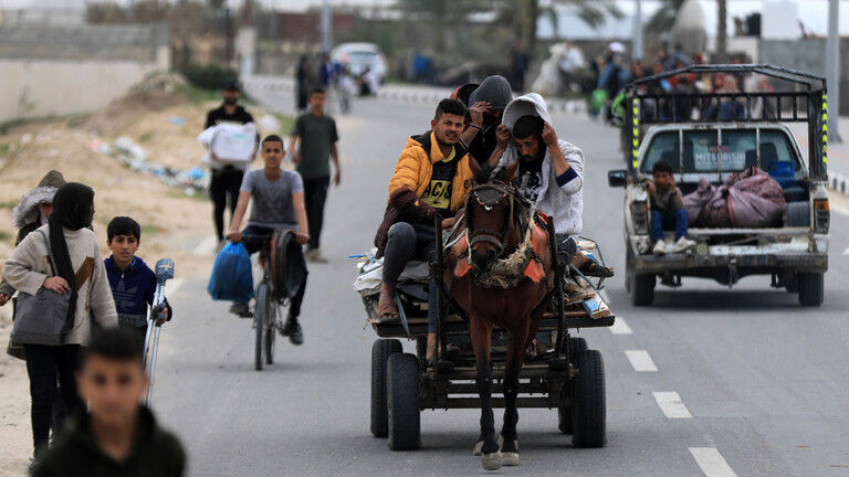 Displaced Palestinians flee to Rafah